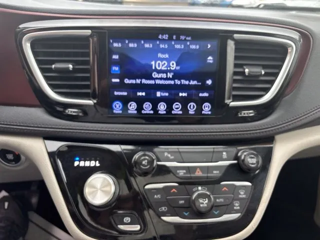 Chrysler Pacifica photo 12