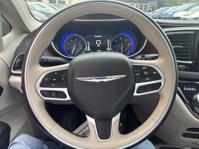 Chrysler Pacifica photo 10