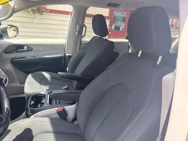 Chrysler Pacifica photo 10
