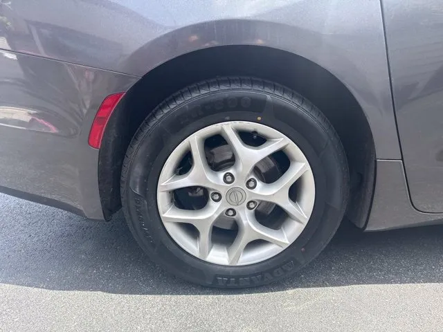 Chrysler Pacifica photo 19