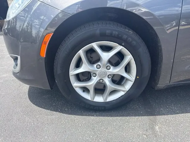 Chrysler Pacifica photo 9