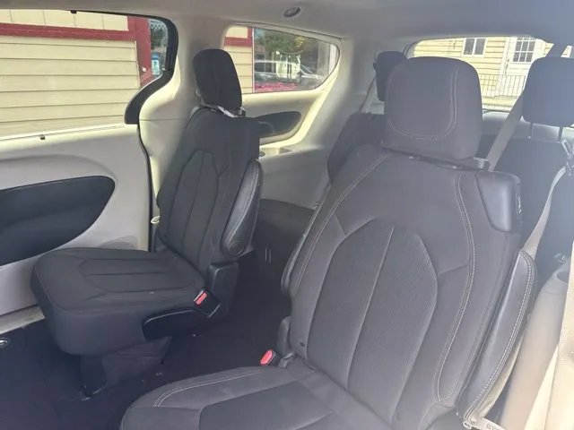 Chrysler Pacifica photo 13