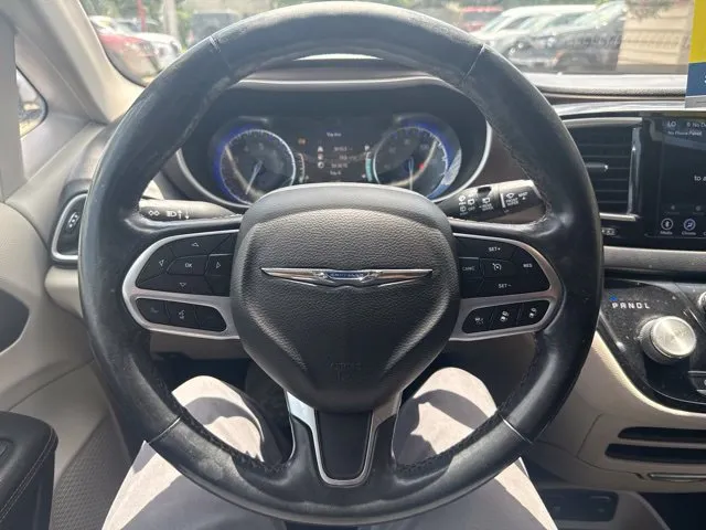 Chrysler Pacifica photo 25