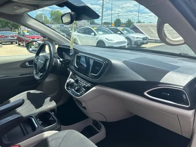 Chrysler Pacifica photo 22