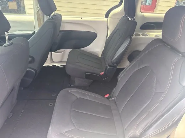 Chrysler Pacifica photo 14