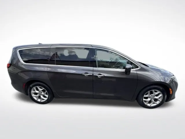 Chrysler Pacifica photo 2