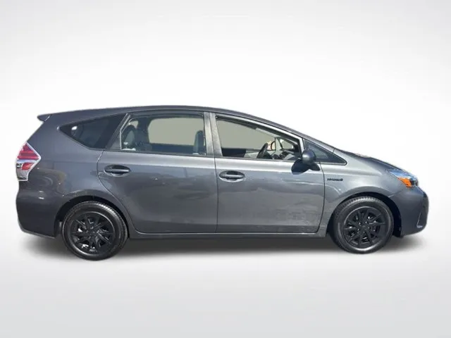 Toyota Prius V photo 8