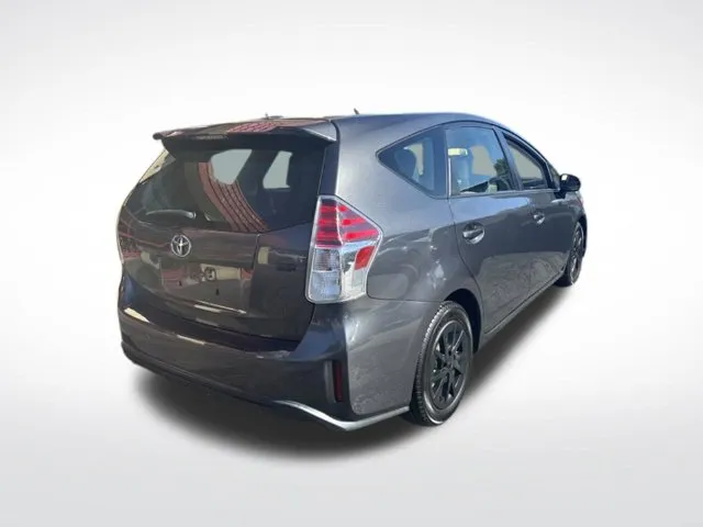 Toyota Prius V photo 7