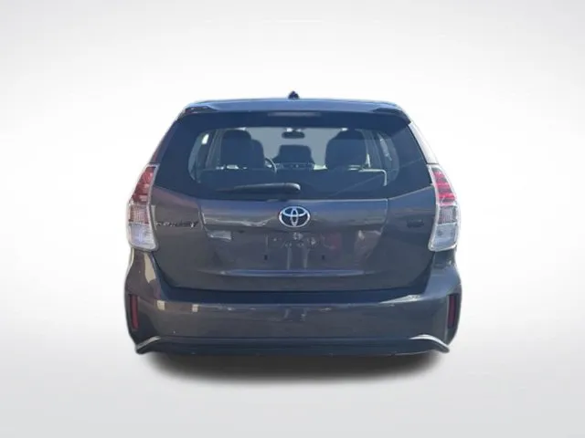 Toyota Prius V photo 6