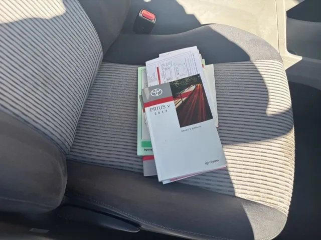 Toyota Prius V photo 21