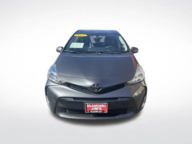 Toyota Prius V photo 2