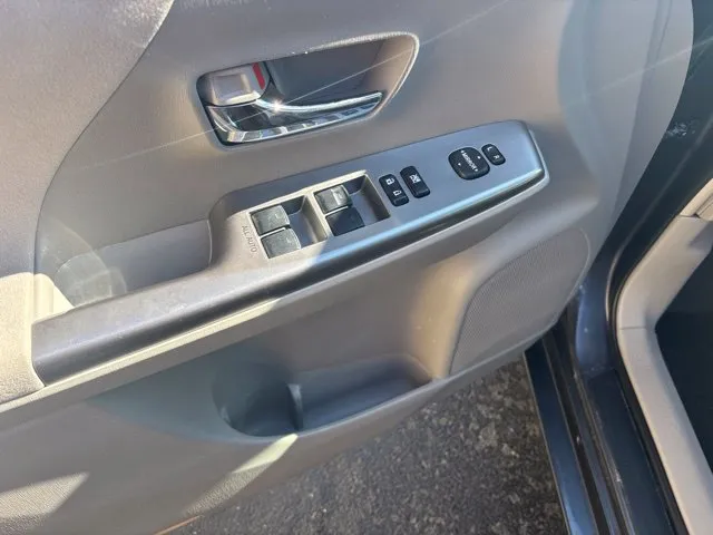 Toyota Prius V photo 9