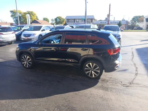 Photos of 2022 Volkswagen Taos 1.5T SE for sale in Milwaukee, WI at Diamond Jim's West Allis