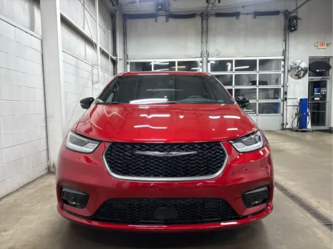 More photos of 2026 Chrysler Pacifica Select at Wilmington Auto Center Chrysler Dodge Jeep RAM, OH