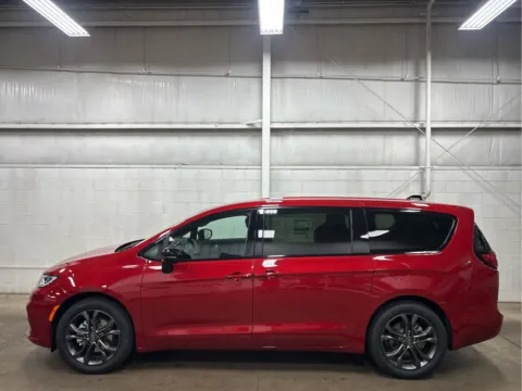 More photos of 2026 Chrysler Pacifica Select at Wilmington Auto Center Chrysler Dodge Jeep RAM, OH