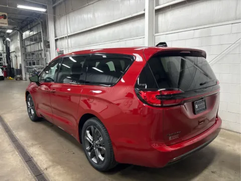 More photos of 2026 Chrysler Pacifica Select at Wilmington Auto Center Chrysler Dodge Jeep RAM, OH