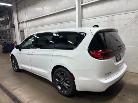 More photos of 2026 Chrysler Pacifica Select at Wilmington Auto Center Chrysler Dodge Jeep RAM, OH