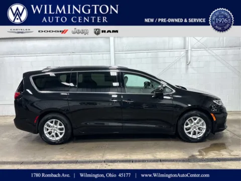 Black 2021 Chrysler Pacifica Touring L for sale in Wilmington, OH
