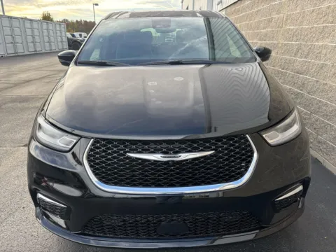 More photos of 2026 Chrysler Pacifica Limited at Wilmington Auto Center Chrysler Dodge Jeep RAM, OH