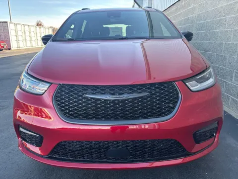 More photos of 2026 Chrysler Pacifica Limited at Wilmington Auto Center Chrysler Dodge Jeep RAM, OH