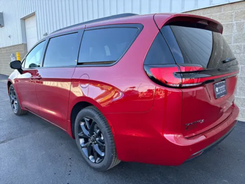 More photos of 2026 Chrysler Pacifica Limited at Wilmington Auto Center Chrysler Dodge Jeep RAM, OH