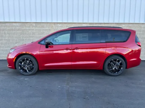 More photos of 2026 Chrysler Pacifica Limited at Wilmington Auto Center Chrysler Dodge Jeep RAM, OH