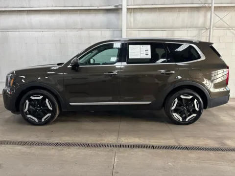More photos of 2025 Kia Telluride S at Wilmington Auto Center Chrysler Dodge Jeep RAM, OH