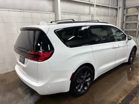 More photos of 2021 Chrysler Pacifica Touring at Wilmington Auto Center Chrysler Dodge Jeep RAM, OH