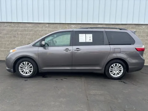 More photos of 2015 Toyota Sienna XLE at Wilmington Auto Center Chrysler Dodge Jeep RAM, OH