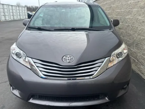More photos of 2015 Toyota Sienna XLE at Wilmington Auto Center Chrysler Dodge Jeep RAM, OH