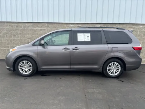 More photos of 2015 Toyota Sienna XLE at Wilmington Auto Center Chrysler Dodge Jeep RAM, OH
