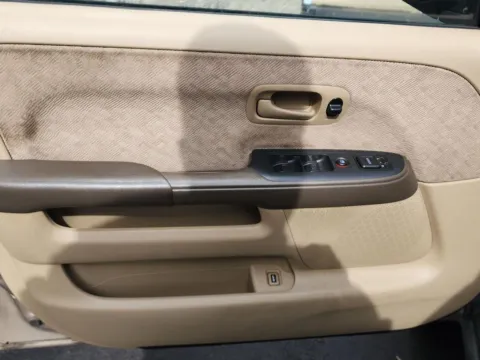 More photos of 2005 Honda CR-V LX at Wilmington Auto Center Chrysler Dodge Jeep RAM, OH