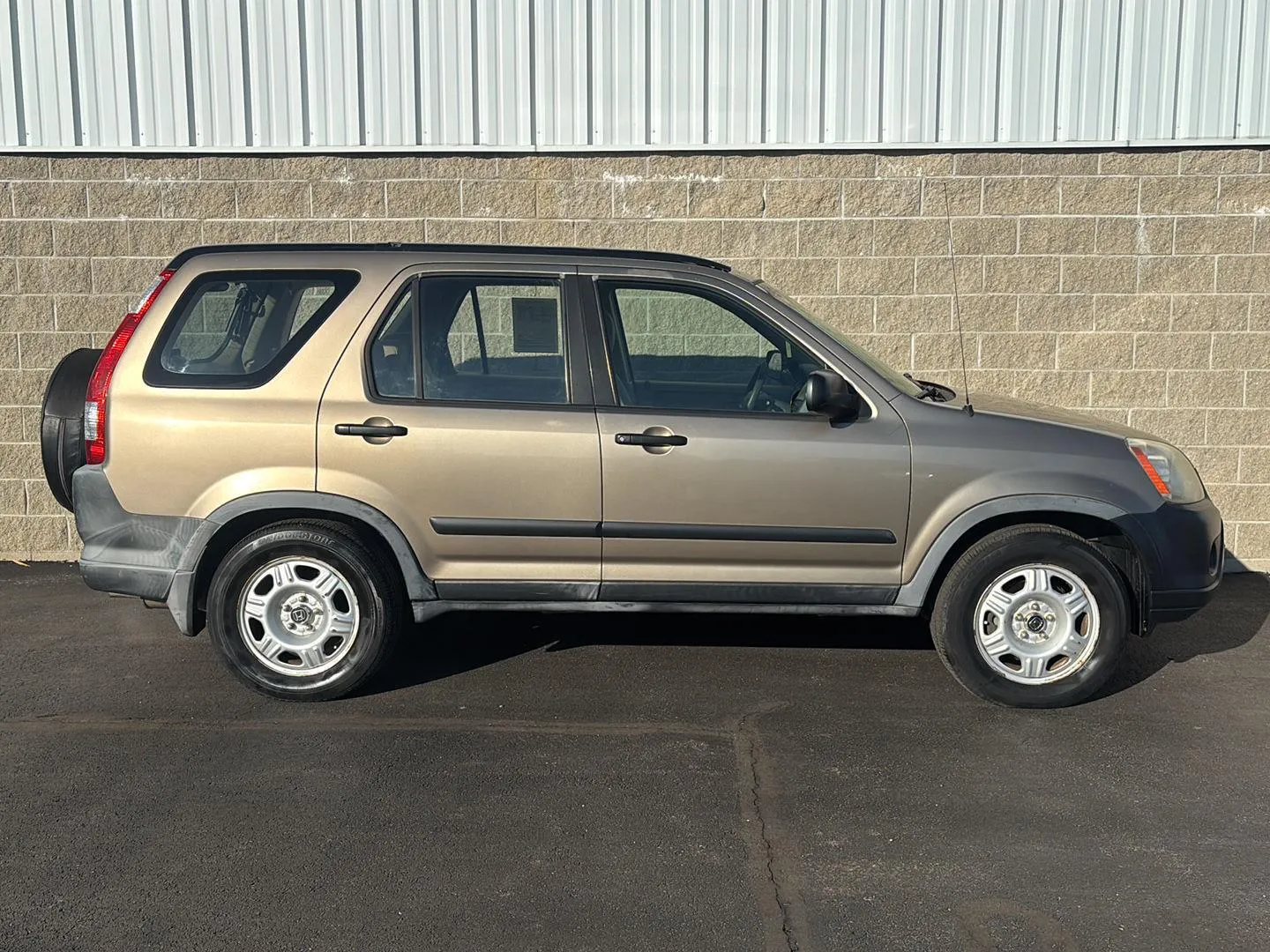 Gold 2005 Honda CR-V LX for sale in Wilmington, OH