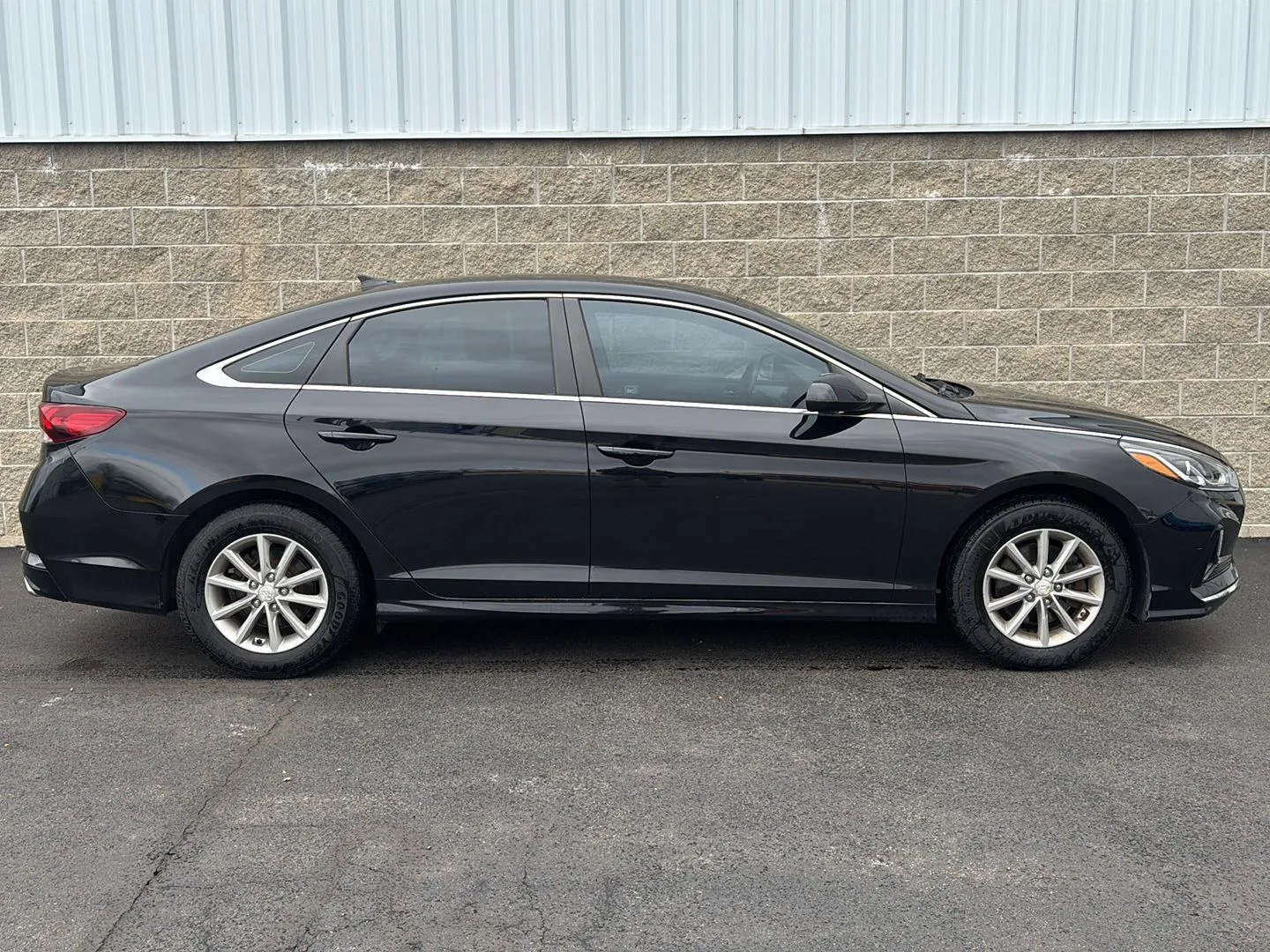 Black 2019 Hyundai Sonata SE for sale in Wilmington, OH