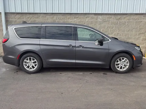 Gray 2023 Chrysler Pacifica Touring L for sale in Wilmington, OH