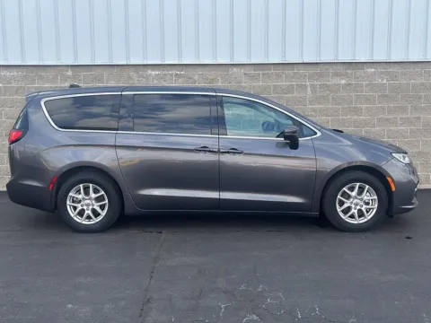 Gray 2023 Chrysler Pacifica Touring L for sale in Wilmington, OH