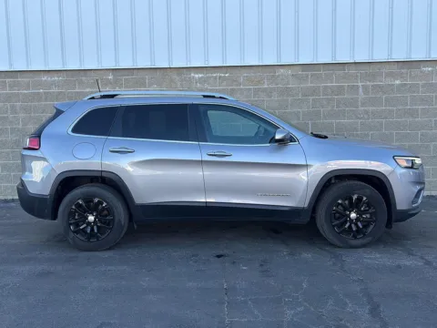 Silver 2019 Jeep Cherokee Latitude Plus for sale in Wilmington, OH