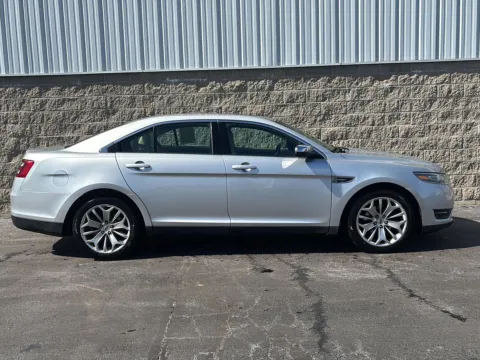 Silver 2019 Ford Taurus Limited for sale in Wilmington, OH