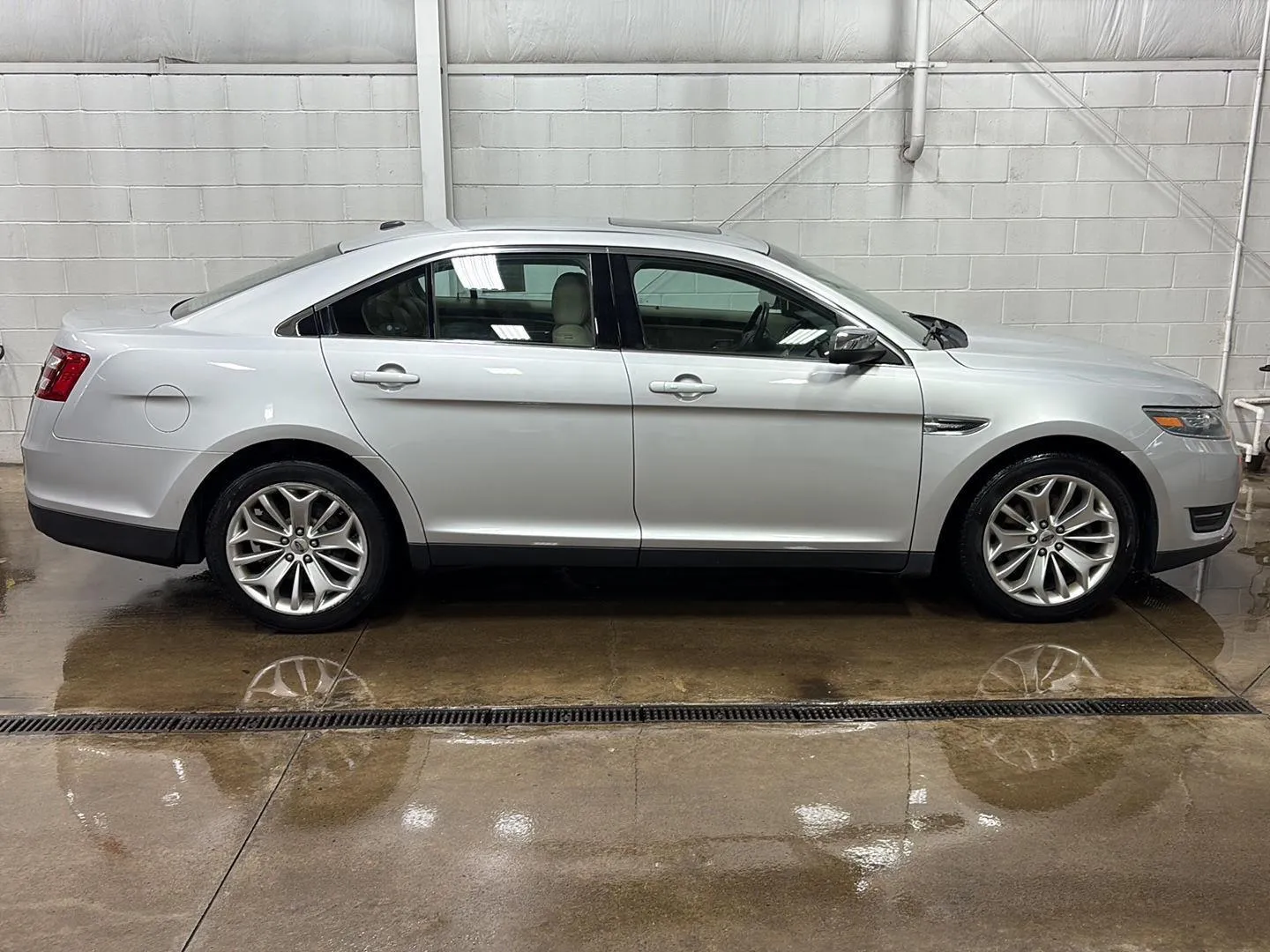 Silver 2019 Ford Taurus Limited for sale in Wilmington, OH