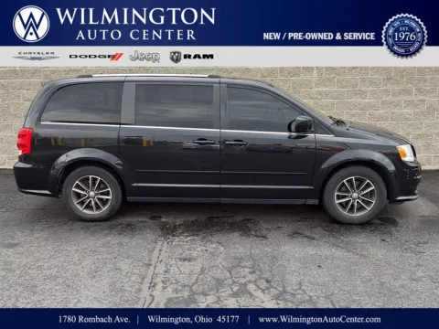 Black 2017 Dodge Grand Caravan SXT for sale in Wilmington, OH