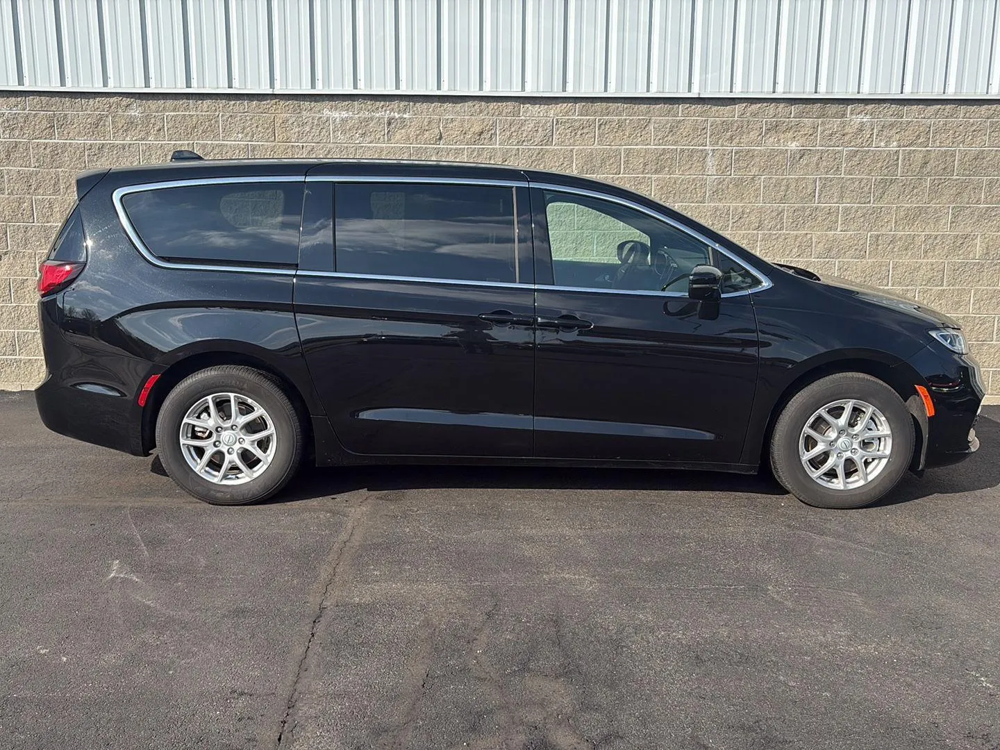 Black 2025 Chrysler Pacifica Select for sale in Wilmington, OH
