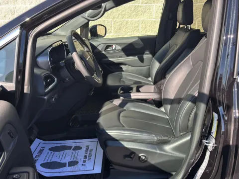 More photos of 2025 Chrysler Pacifica Select at Wilmington Auto Center Chrysler Dodge Jeep RAM, OH