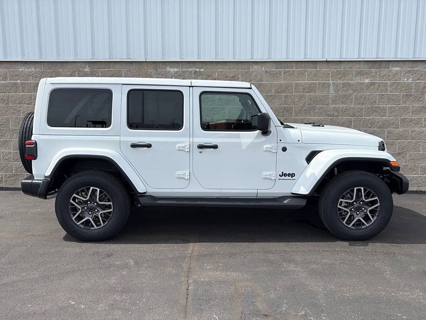 White 2026 Jeep Wrangler Sahara for sale in Wilmington, OH