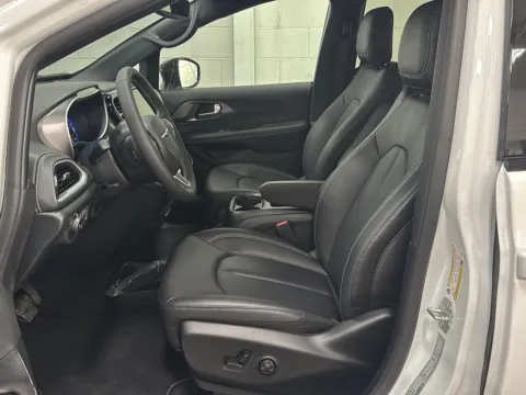 More photos of 2026 Chrysler Pacifica Select at Wilmington Auto Center Chrysler Dodge Jeep RAM, OH