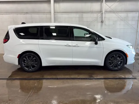 White 2026 Chrysler Pacifica Select for sale in Wilmington, OH