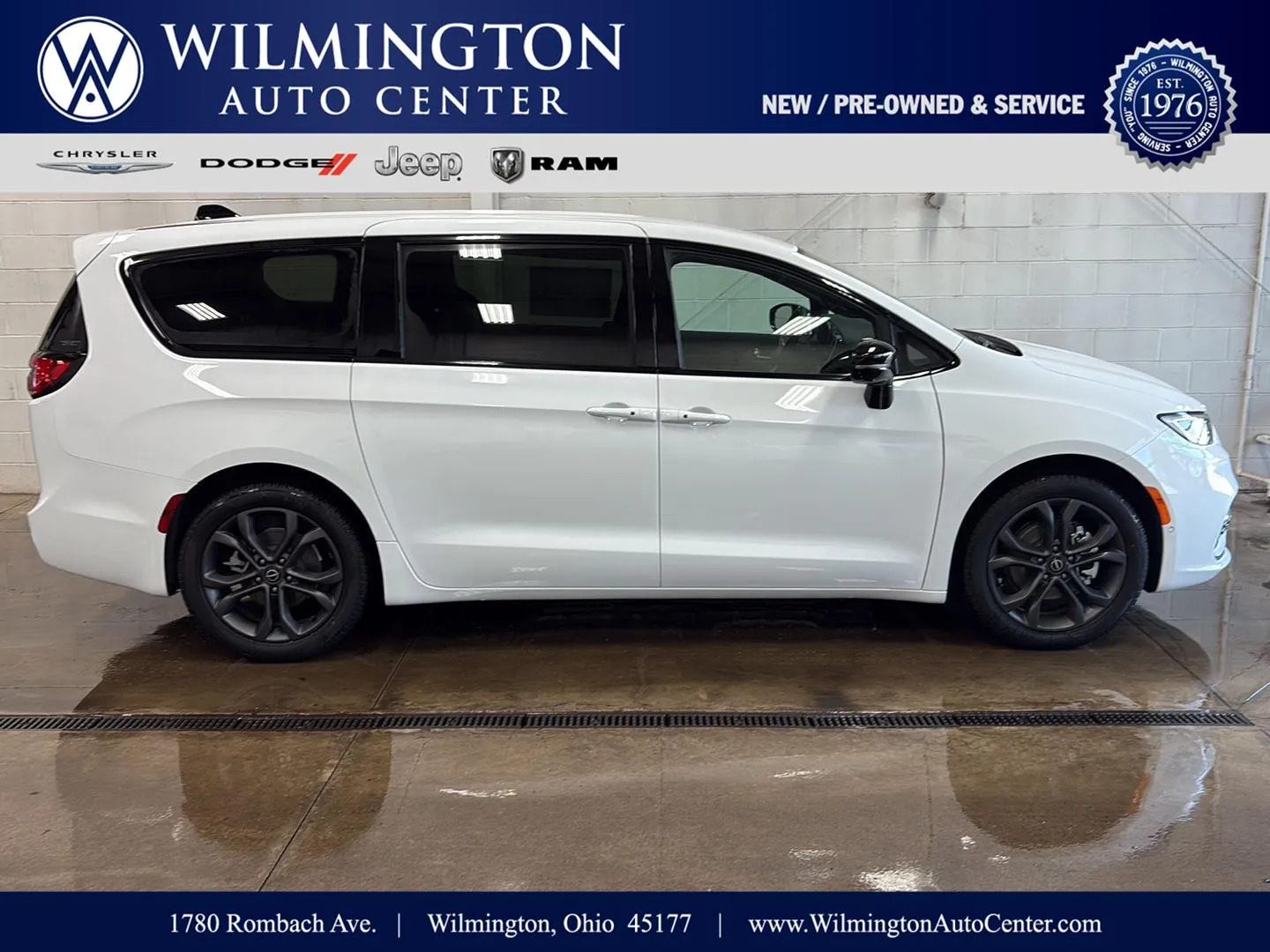 2026 Chrysler Pacifica Select's photo