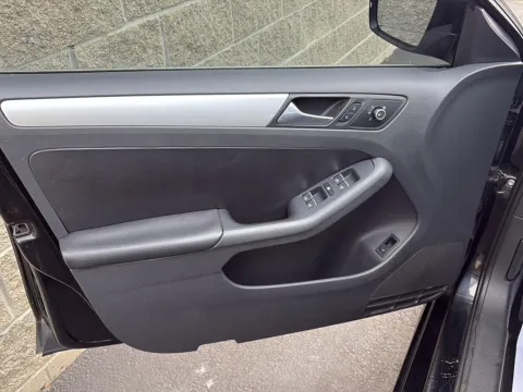 More photos of 2013 Volkswagen Jetta Sedan SE at Wilmington Auto Center Chrysler Dodge Jeep RAM, OH