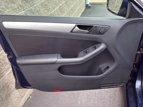 More photos of 2014 Volkswagen Jetta Sedan SE w/Connectivity/Sunroof PZEV at Wilmington Auto Center Chrysler Dodge Jeep RAM, OH