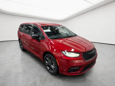Photos of 2026 Chrysler Pacifica Select for sale in Wilmington, OH at Wilmington Auto Center Chrysler Dodge Jeep RAM