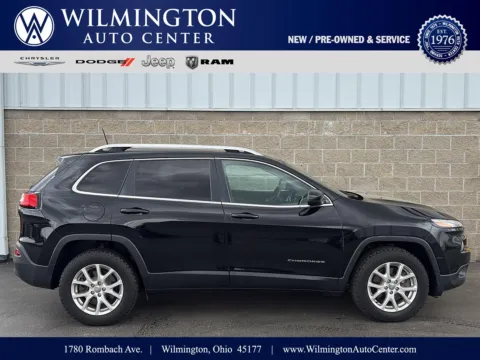Black 2018 Jeep Cherokee Latitude Plus for sale in Wilmington, OH